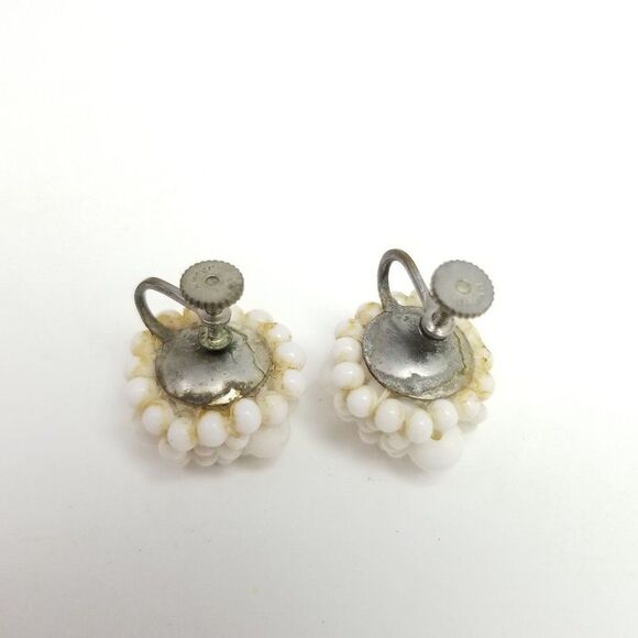 Vintage White Beaded Cluster Clip On Earrings, Floral Shape, Retro Estate - Picture 3 of 5